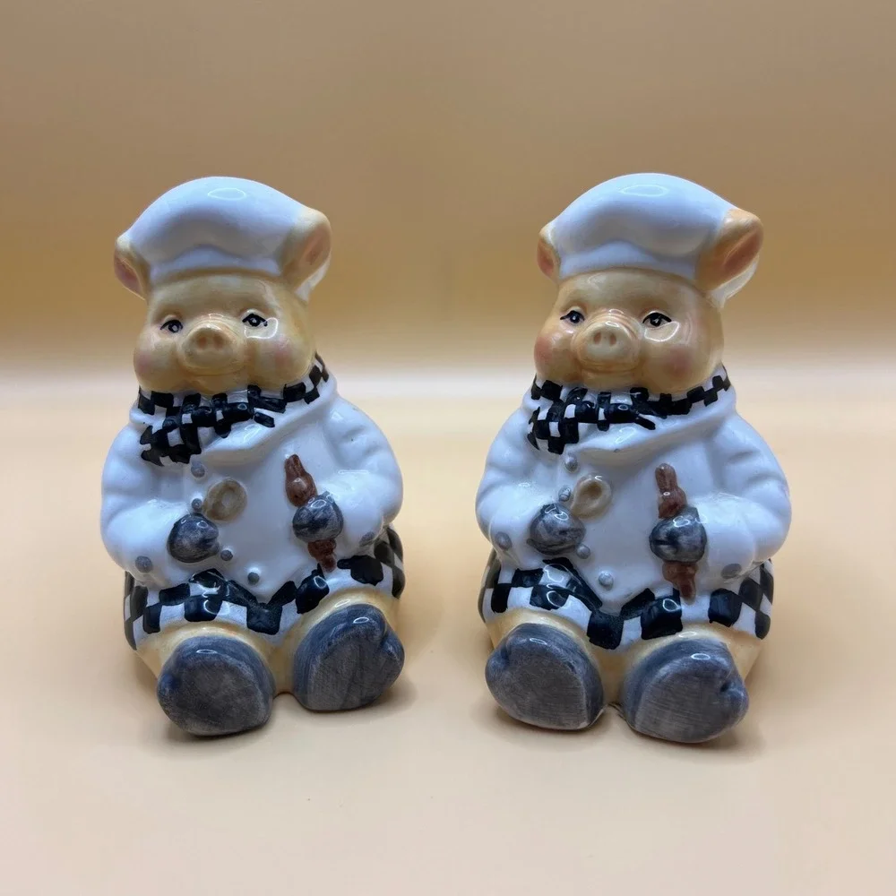 Dori Postlewaite 1999 Chef Pig Salt and Pepper Shakers Ceramic Checkered Set
